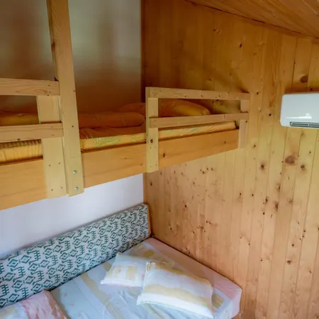 Casutele De Oaspeti Margo Vendeghazikok Campsite